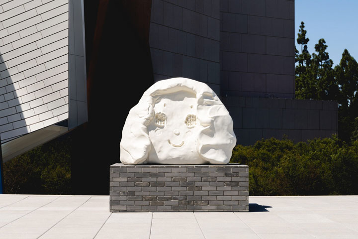 Yoshimoto Nara sculpture "Smiling"