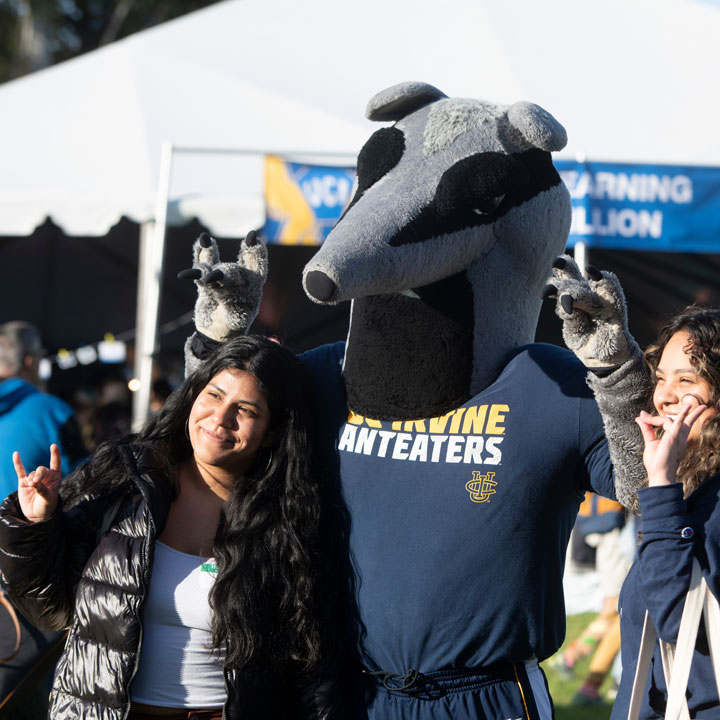 Student zots with Peter the Anteater